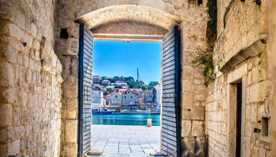 Trogir old town - 4 km from the apartment