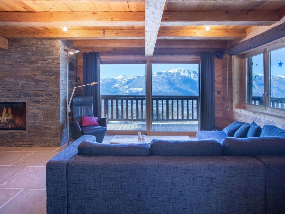Wood, Ceiling, Hardwood, Wood Flooring, Beam, Plank, Wood Stain, Living Room, Daylighting, Winter