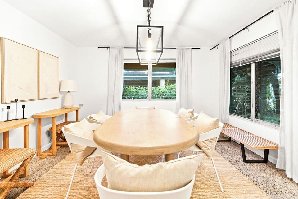 Dine in style! 🍽️ Our modern and sleek dining area is perfect for sharing delicious meals and making memories with loved ones.