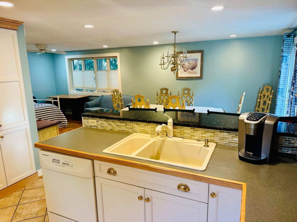 Breakfast Bar and Dining area