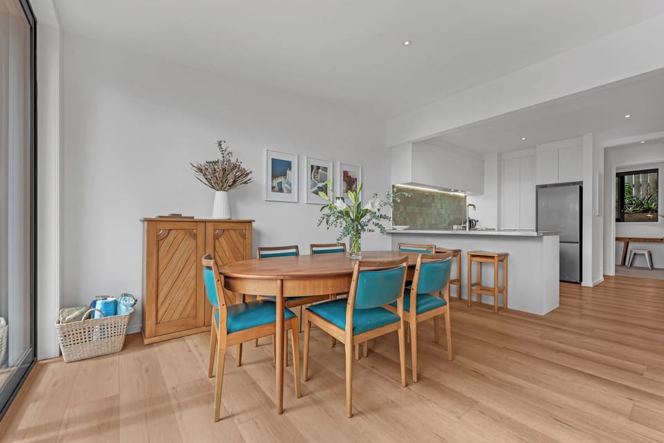 Open plan dining/ kitchen