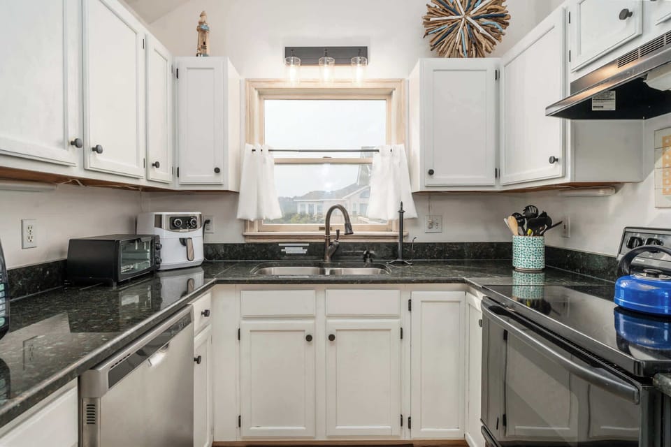 Well-stocked kitchen with Oven, Microwave, Toaster, Air fryer, dishwasher, Keurig & Hamilton Beach drip and much more