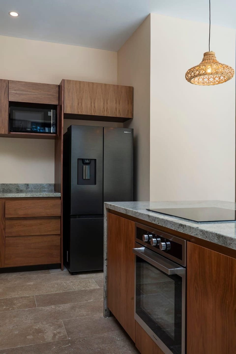 Modern and beautiful fully-equipped kitchen. The island has an oven.