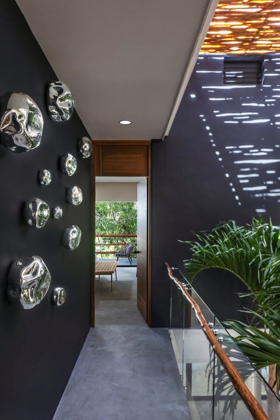 Hallway with avant-garde decorations. The ground floor and first floor are connected through the vegetation, creating a unique space.