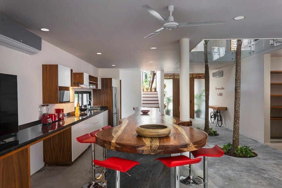 Incredible kitchen equipped with a large wooden bar in the middle. Connected to the other spaces on the ground floor.