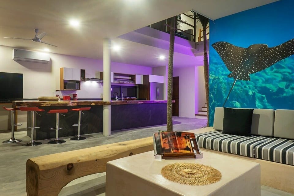 Kitchen and living room in an open concept space with a modern and avant-garde design.