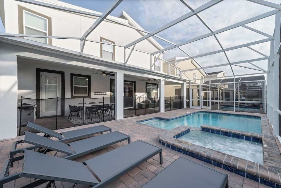 On-Site private pool and jacuzzi 