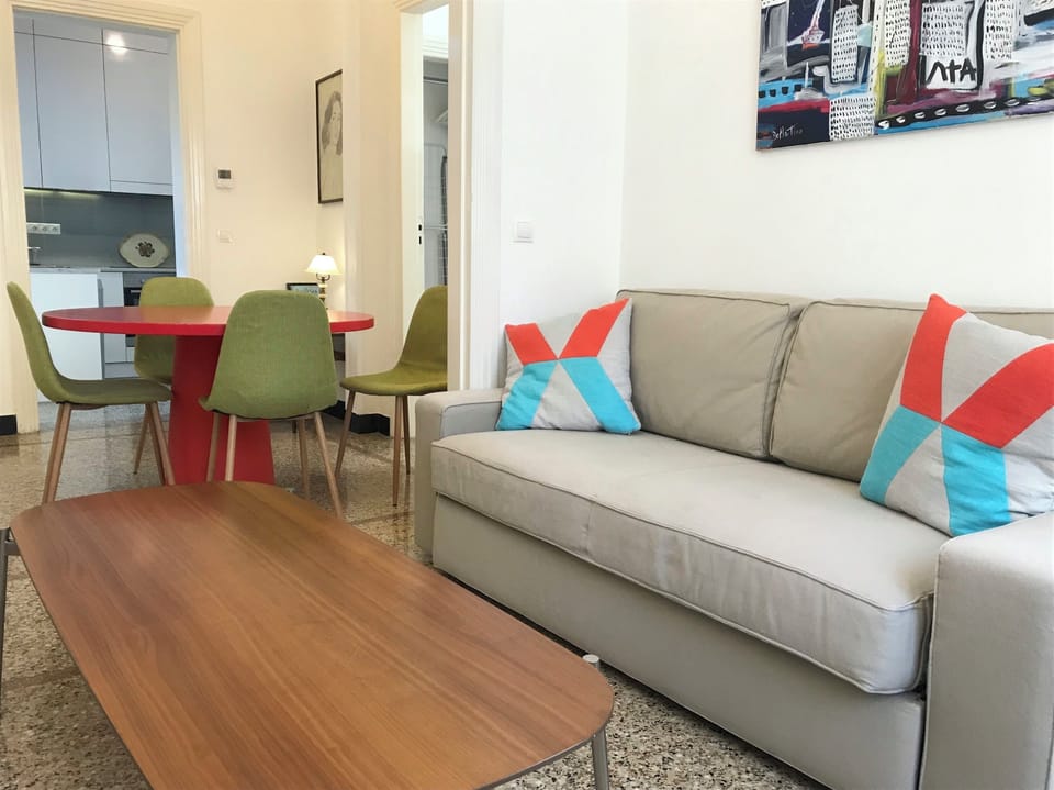 EP9U 1st floor apt - living room