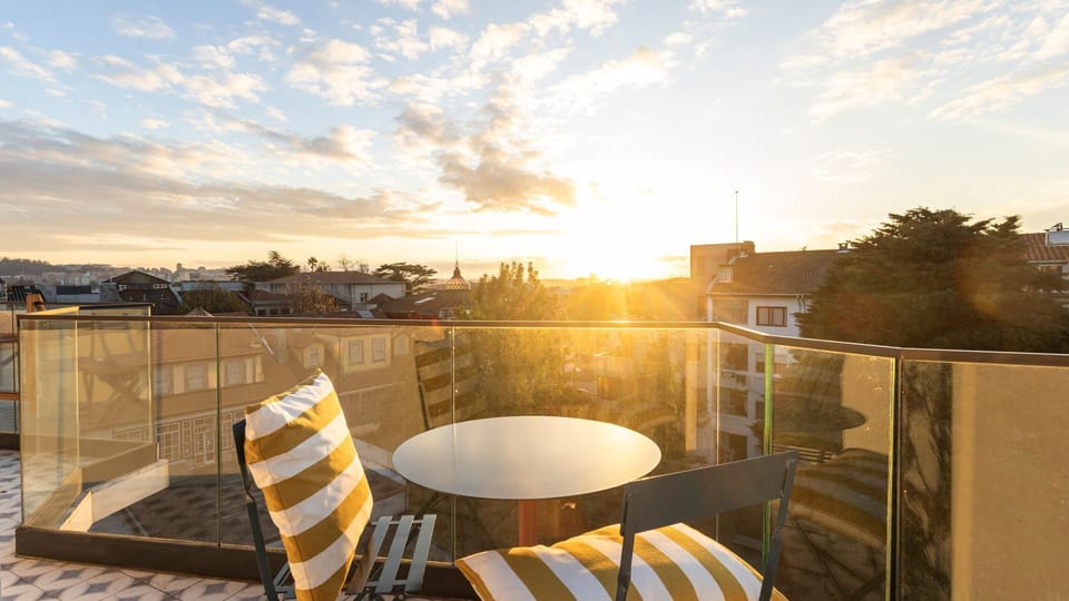 Relax on this cozy balcony and soak in the breathtaking cityscape of Porto—perfect for morning coffees or sunset toasts.
#PortoSkyline #BalconyVibes #StayInStyle