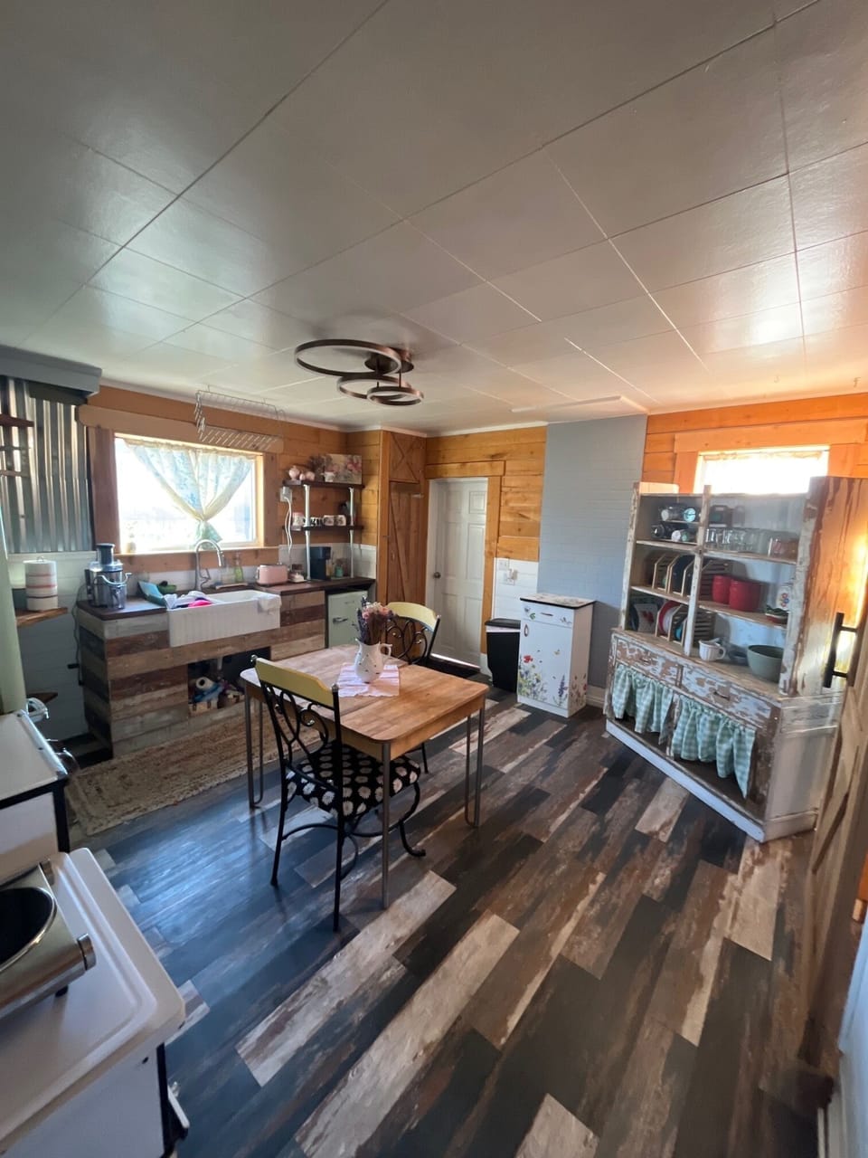 Charming well equipped kitchen with dining table & plate settings for 6.