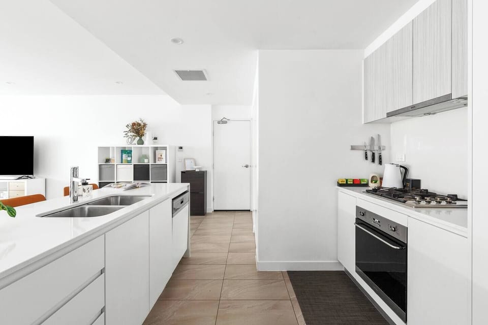 Cook up your favourites in the sleek, modern kitchen. With high-end appliances, ample counter space, and a bright atmosphere, it’s perfect for casual chats while prepping meals.