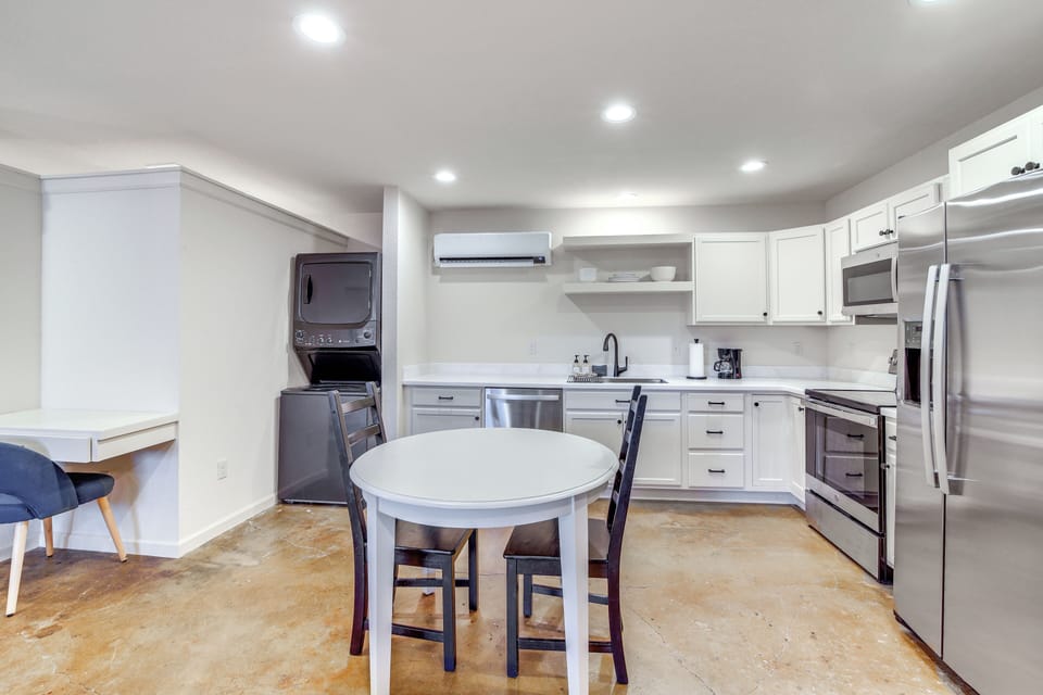 Dining Area | Dishware/Flatware Provided
