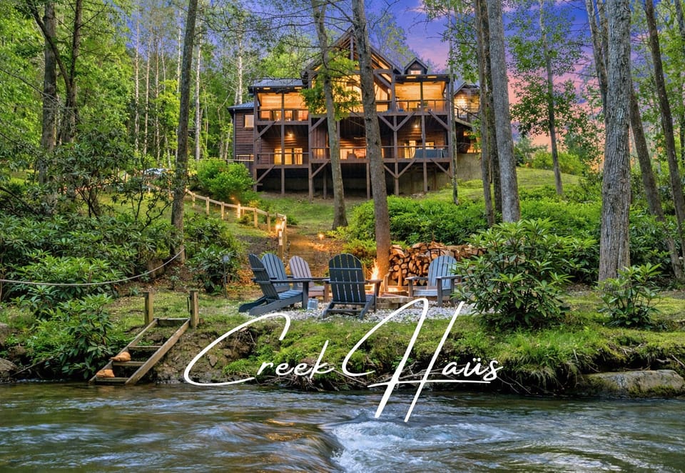 Welcome to the Creek Haüs! Experience the joy of escaping to a retreat right on the serene Fightingtown Creek. Enjoy tubing, swimming, fishing, or simply unwinding by the creek.