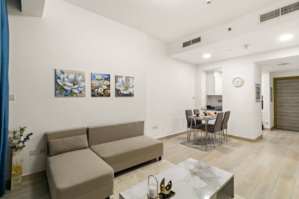 Living Room: Modern designs meet vibrant artwork for a perfect Dubai retreat!