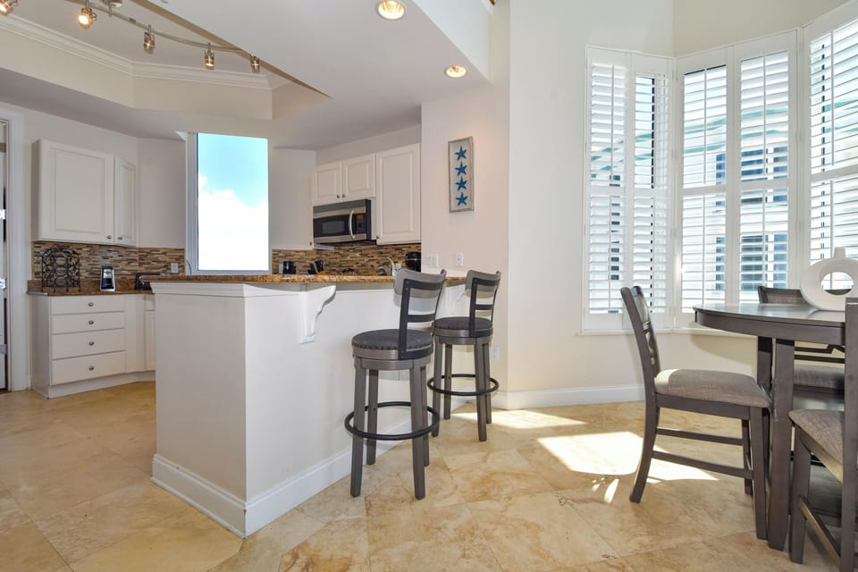 Silver Beach Towers West Penthouse 1901 - Breakfast Bar