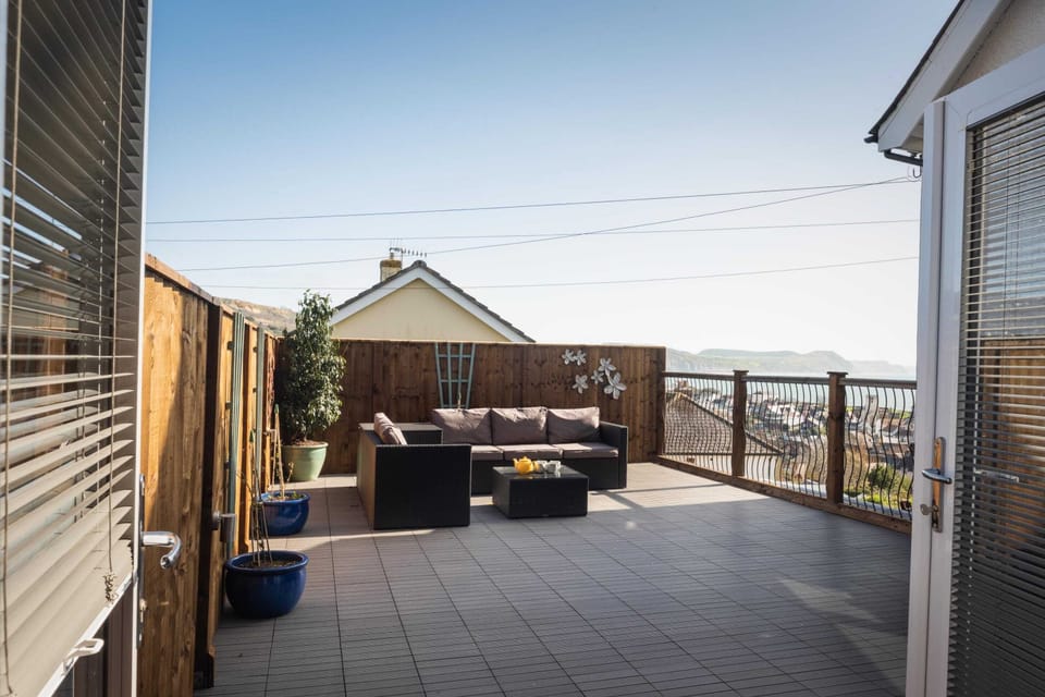 Ammonite, Lyme Regis - Host & Stay