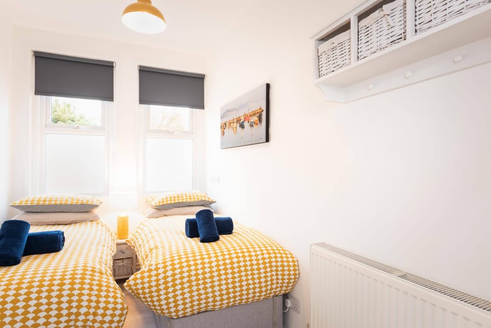 Ammonite, Lyme Regis - Host & Stay