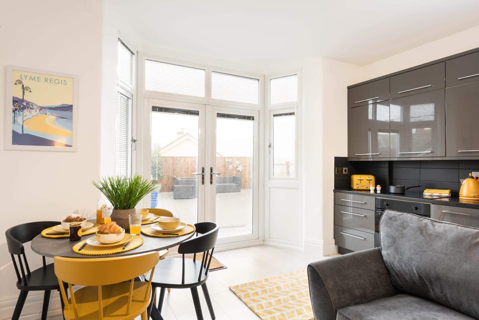 Ammonite, Lyme Regis - Host & Stay