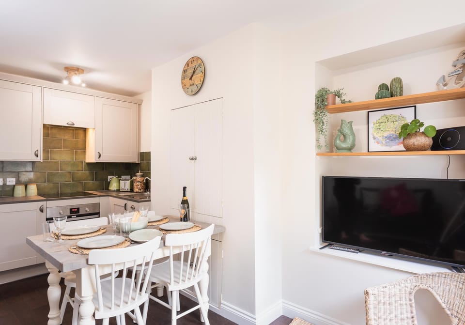 Coombe Cottage, Lyme Regis - Host & Stay