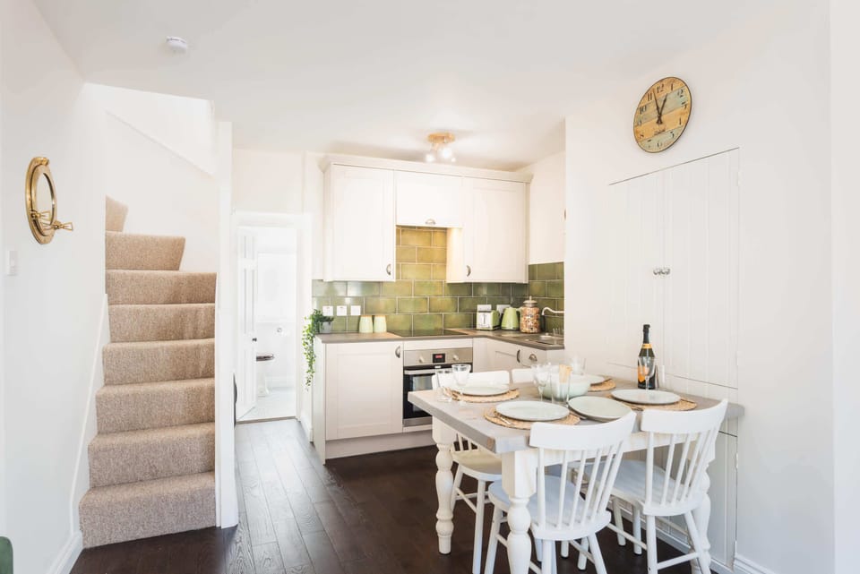 Coombe Cottage, Lyme Regis - Host & Stay