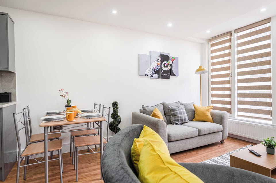 Maple Court, Ipswich - Host & Stay