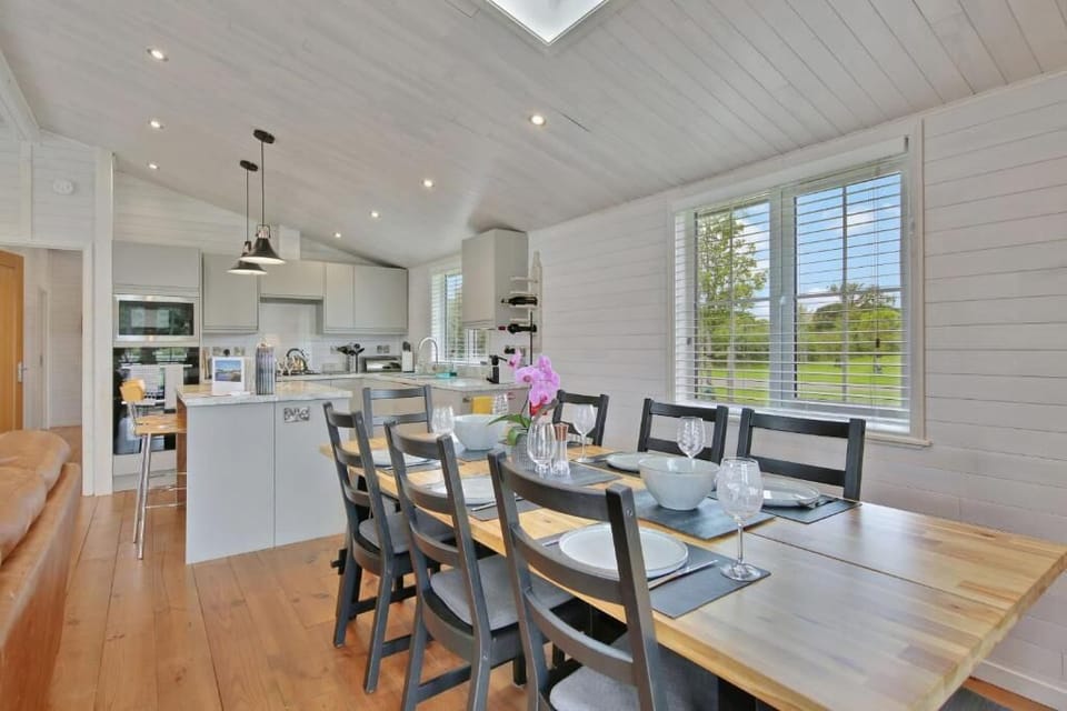 Mahonia Lodge, Willington - Host & Stay