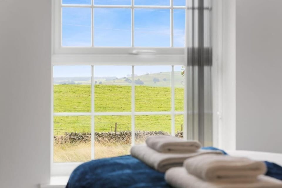 The Staffordshire Knot, Sheen - Host & Stay