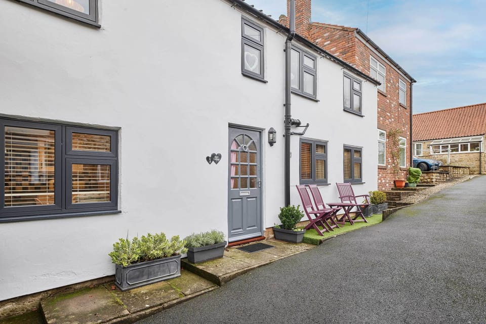 Anvil Cottage, Kirkbymoorside - Host & Stay
