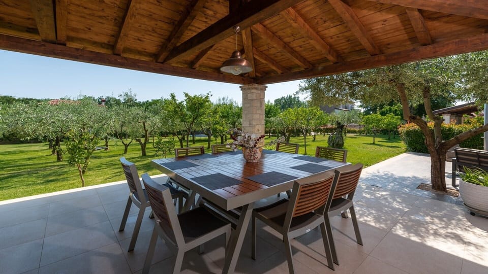 Outdoor dining area of Villa LV