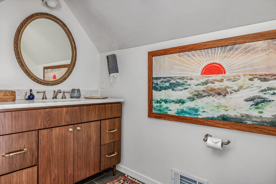 Who says bathrooms can’t have art with major main-character energy?