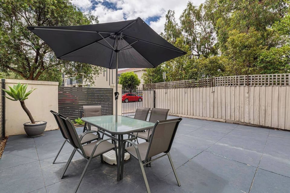 Begin your day with a morning coffee at the 6-seater outdoor table under the cantilever in this private courtyard, the ideal spot to enjoy some fresh air.