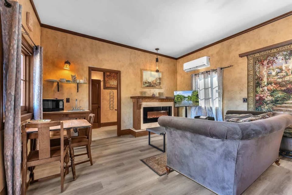 Sangiovese - Dining area, coffee bar and sitting area