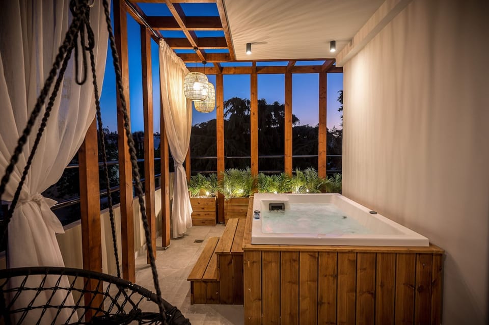 Outdoor spa tub
