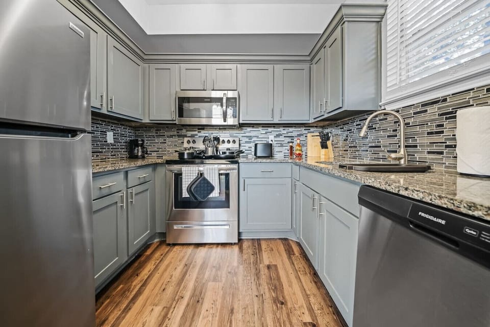 You’ll love the convenience of this fully equipped kitchen, where you can brew coffee, cook meals, or prepare snacks. The cozy layout and warm ambiance make cooking here a delightful part of your stay.