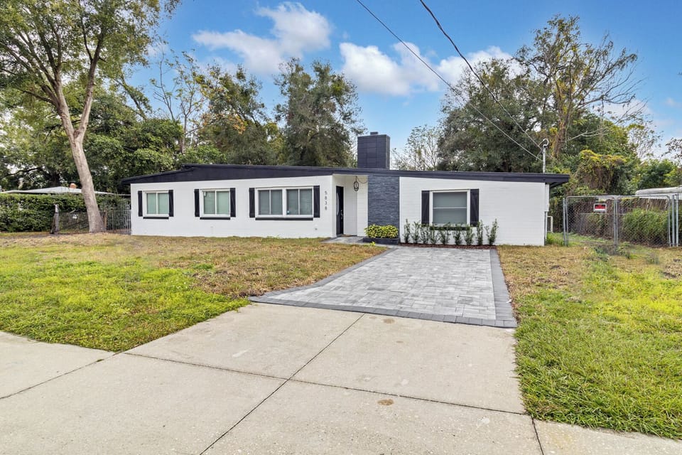 FRONT OUTSIDE VIEW HOME