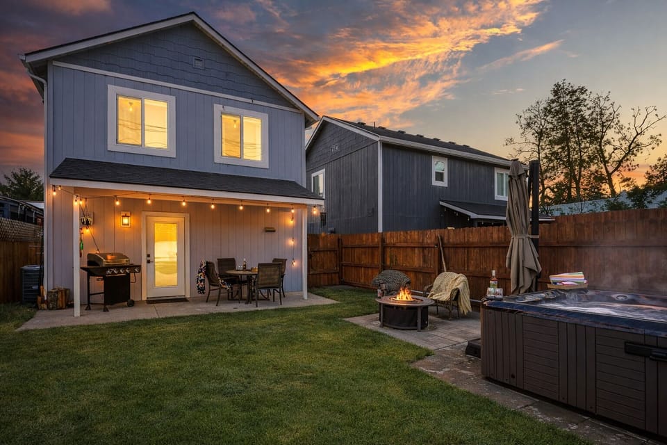 Backyard summer evening vibes - Please review listing description & Chelan City Vacation Rental requirements