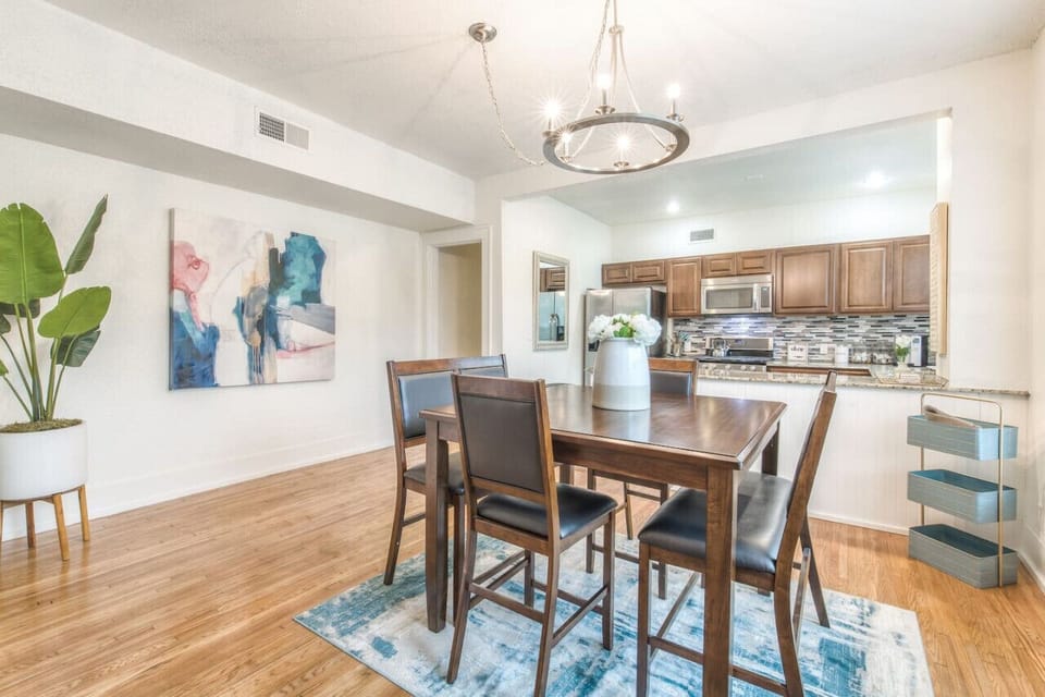 💻 Spacious layout with WiFi + dining/work-friendly setup.