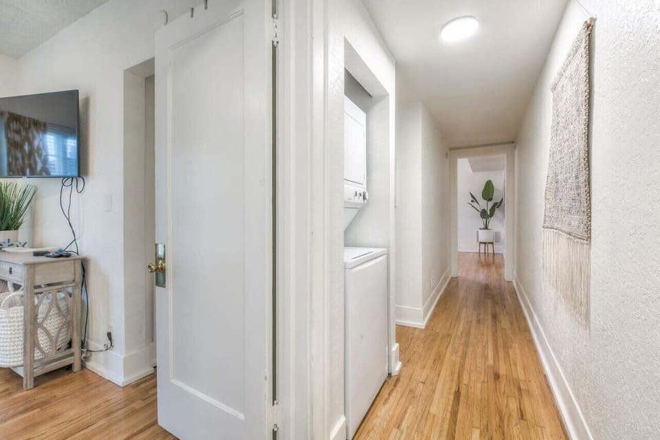 🧺 In-unit laundry makes extended stays stress-free.