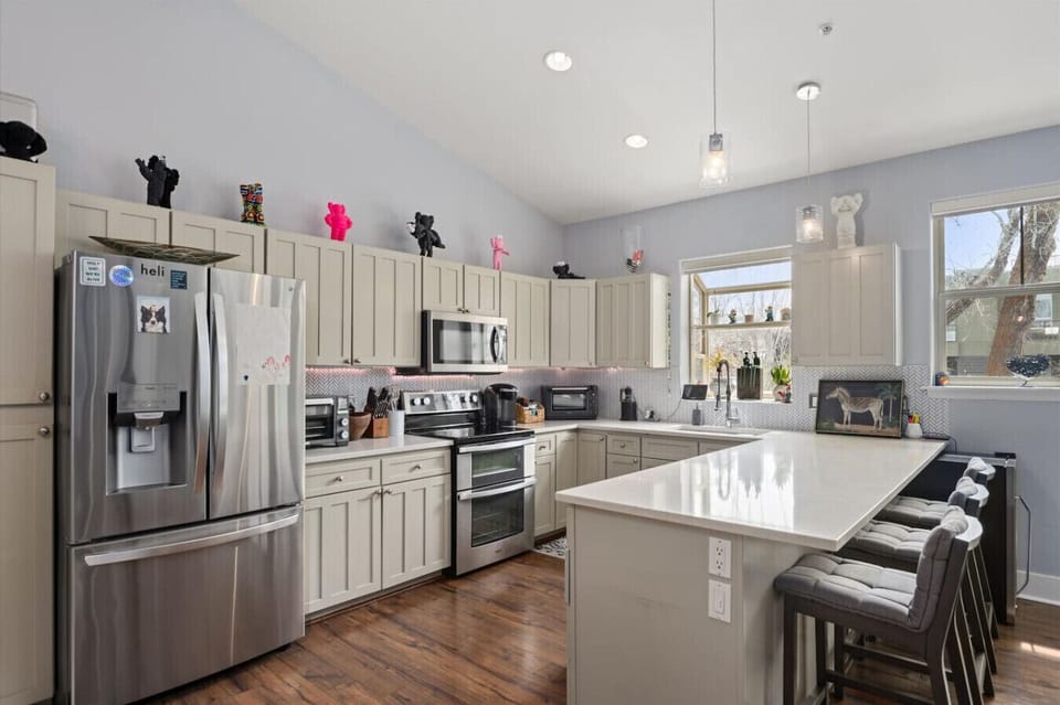 Kitchen with Wrap Around Counter & Seats for 3