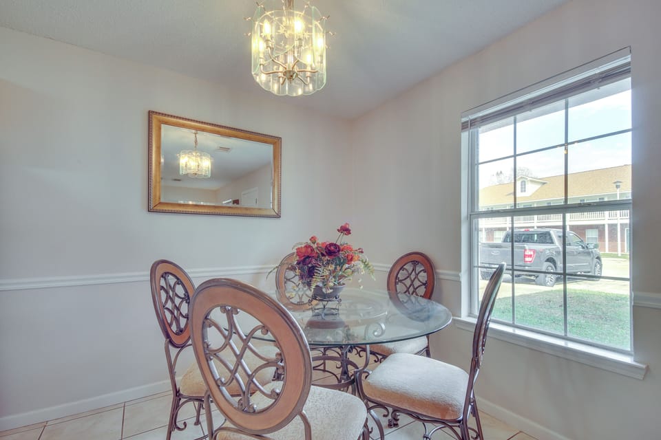 Dining Area | Dishware/Flatware Provided