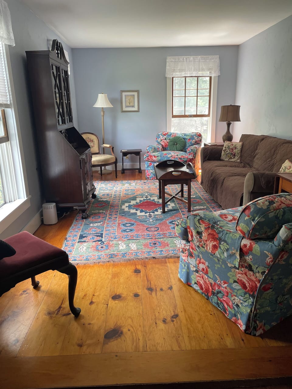 Living room w/ smart tv