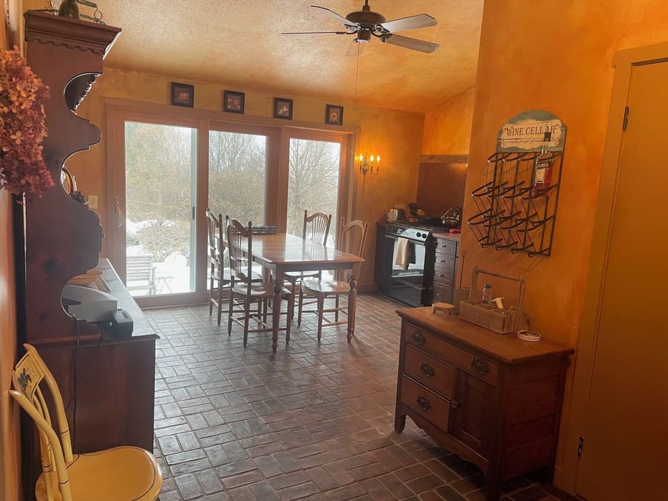 Fully-equipped eat-in kitchen