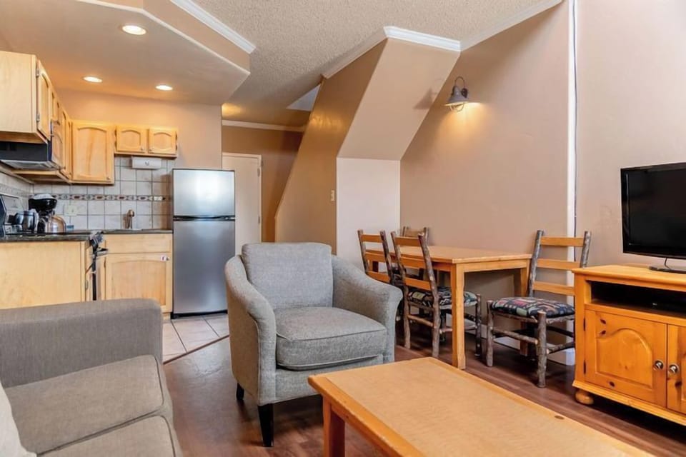 Gather together in an open-plan suite with easy flow.