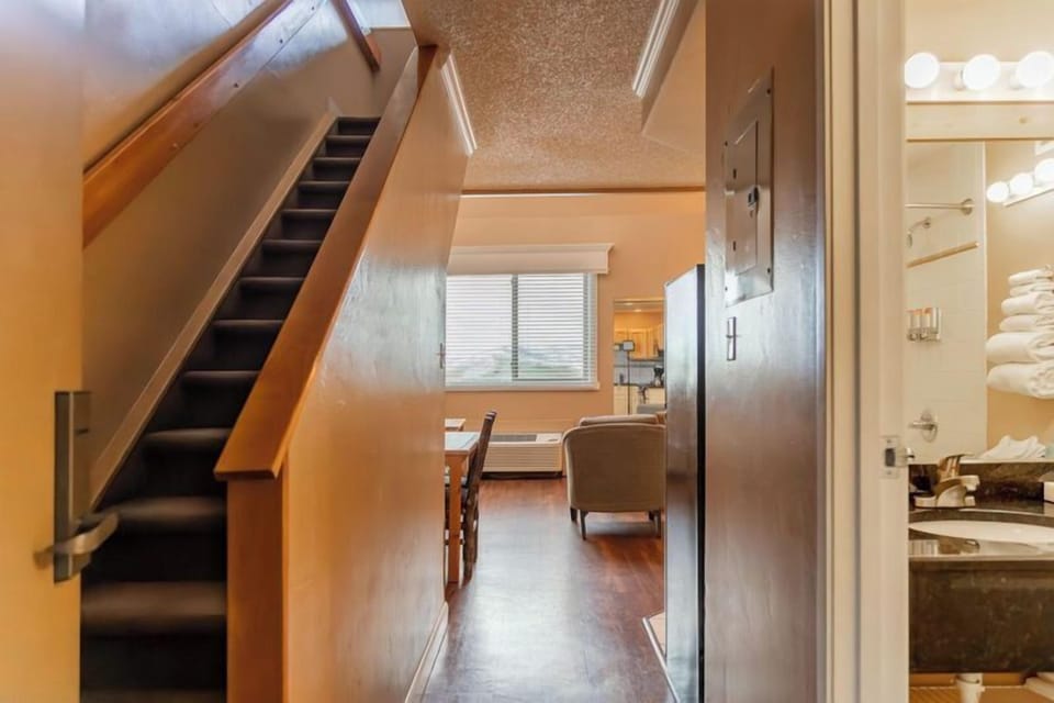 Arrive easily with a clear entryway and quick upstairs access.