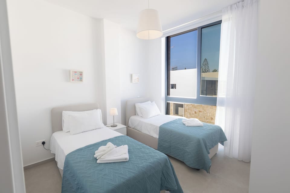 Bedroom 4 with two single beds