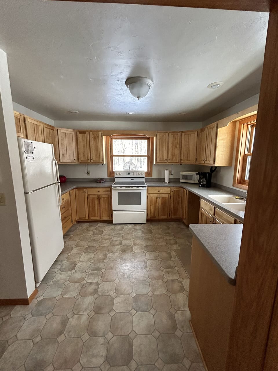 Full size kitchen. Laminate.