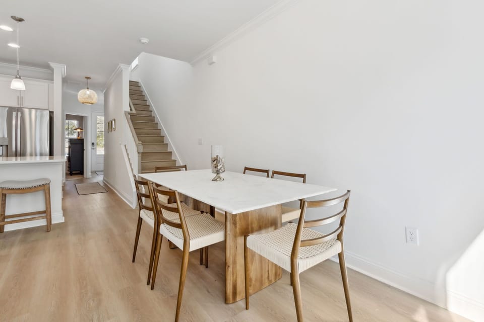 Dining with Seating for Six