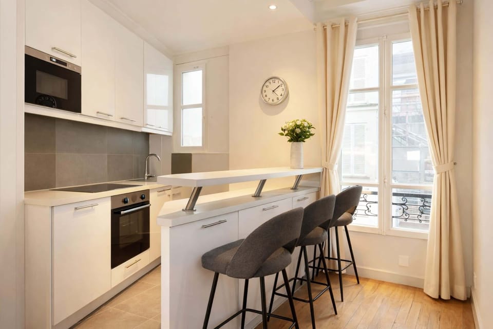 This open American kitchen creates a warm and inviting atmosphere, perfect for both cooking and entertaining