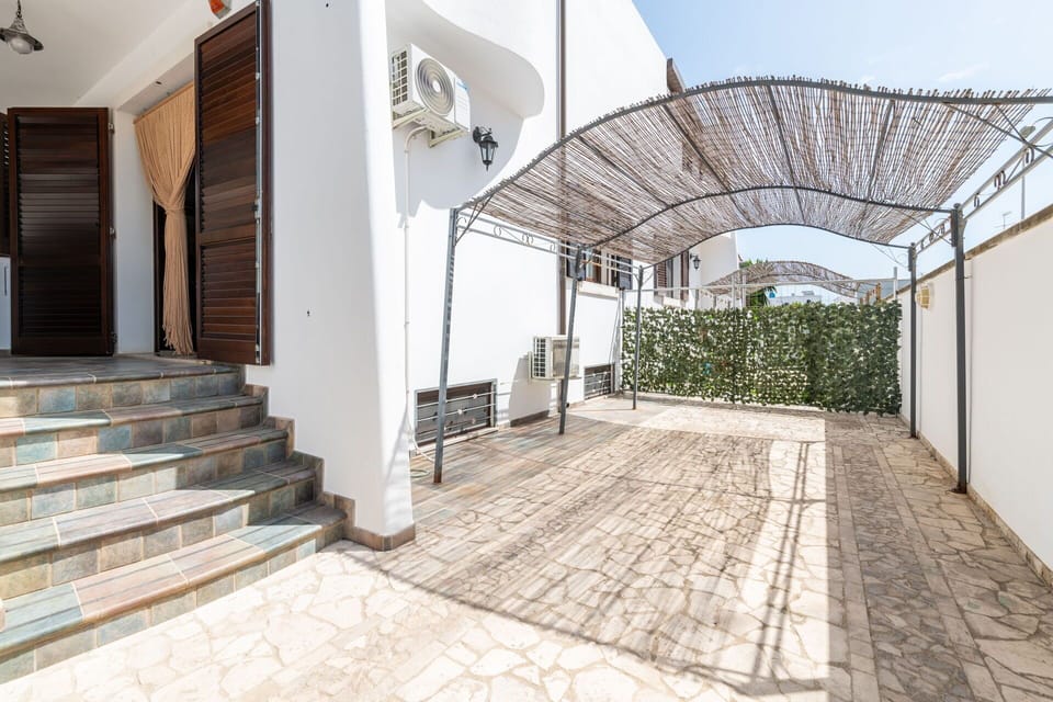 Floor, Composite Material, Balcony, Shade, Concrete, Handrail, Porch, Daylighting, Fence, Outdoor Structure