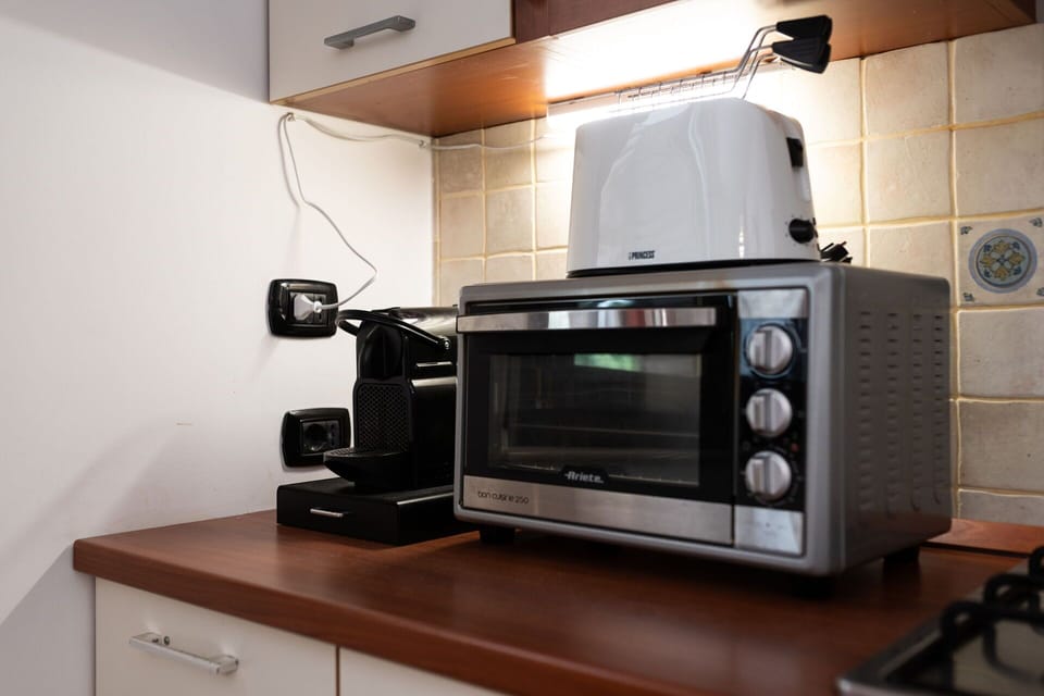 Kitchen Appliance, Home Appliance, Electronic Device, Major Appliance, Small Appliance, Countertop, Kitchen, Microwave Oven